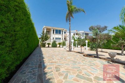 4-4-bed-villa-in-paralimni-8431