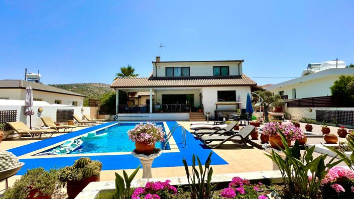 Image No.1-4 Bed Property for sale
