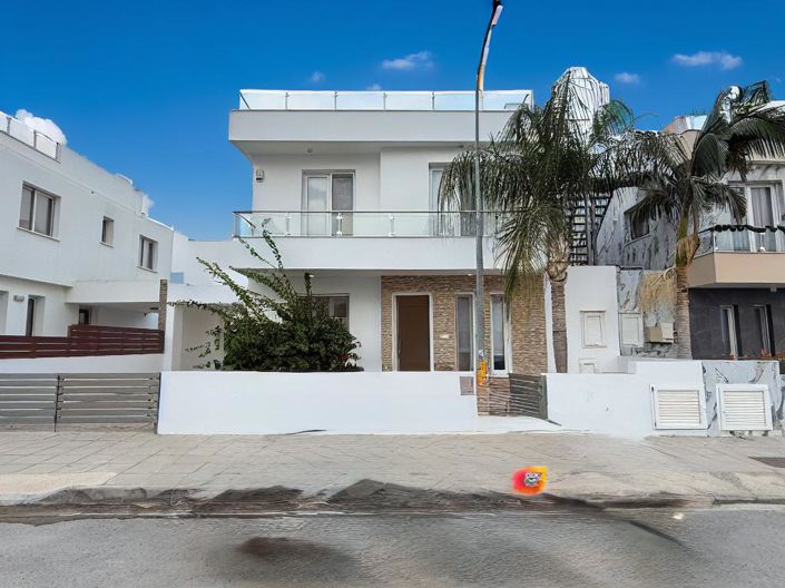 Image No.1-Villa de 4 chambres à vendre à Larnaca