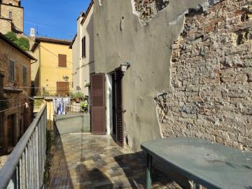A668_Montisi_townhouse-_with_terrace_to_restore--13-