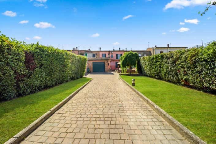 Image No.20-3 Bed Townhouse for sale