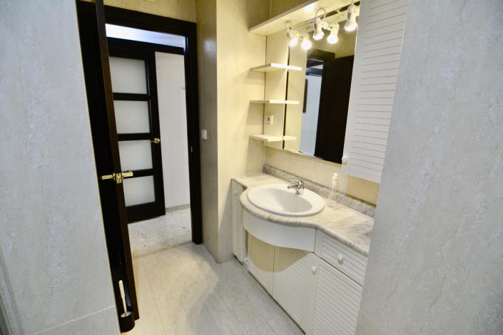 Image No.15-4 Bed Flat for sale