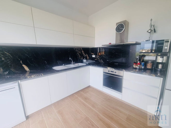 Image No.11-3 Bed House for sale