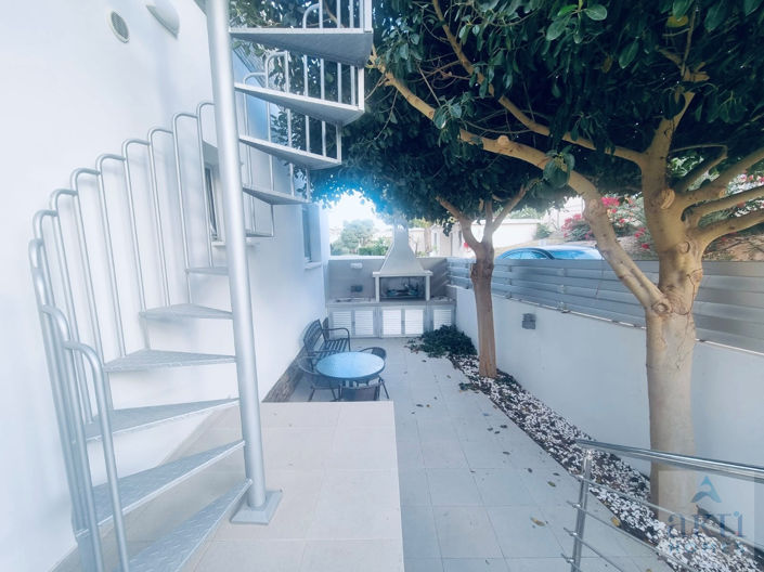 Image No.21-3 Bed House for sale