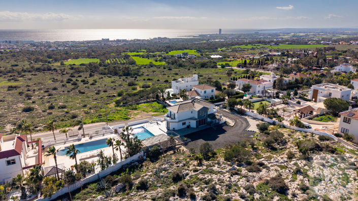 Image No.2-Villa de 6 chambres à vendre à Famagusta