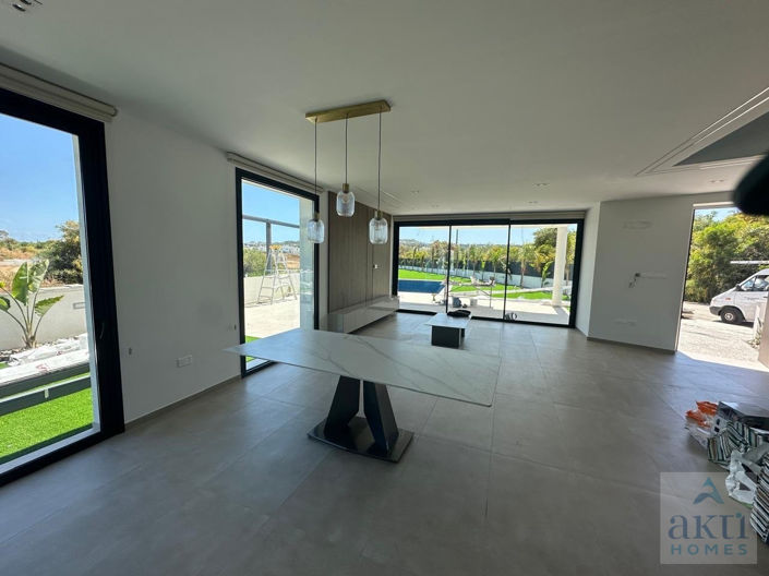 Image No.4-4 Bed Villa for sale