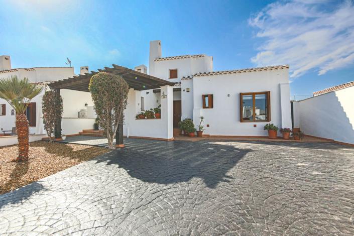 Image No.1-3 Bed Villa / Detached for sale