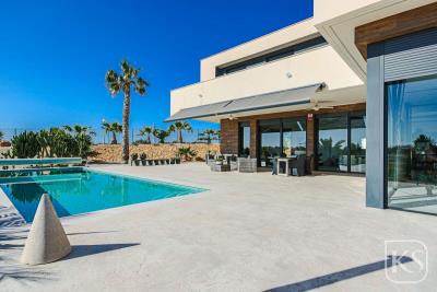 beautiful-modern-4-bedroom-villa-on-Hacienda-del-Alamo-4
