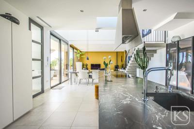 beautiful-modern-4-bedroom-villa-on-Hacienda-del-Alamo-13