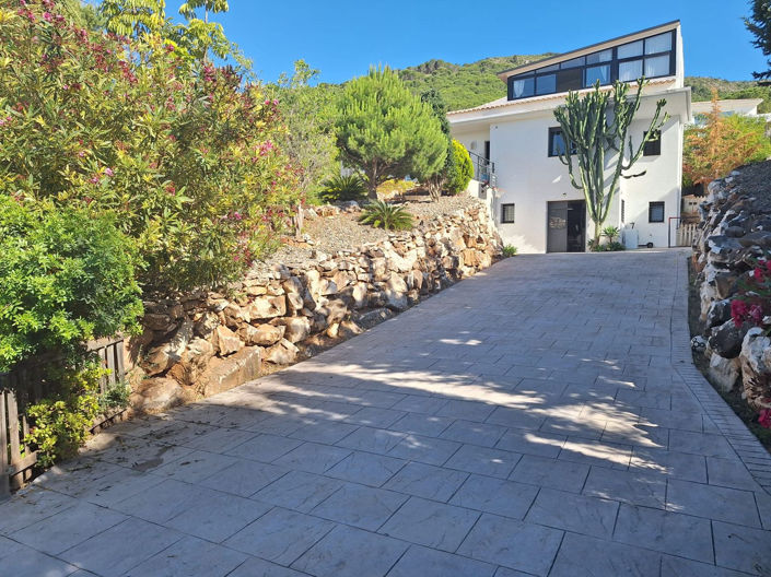 Image No.3-3 Bed Property for sale