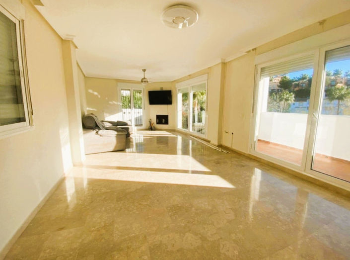 Image No.1-4 Bed Property for sale