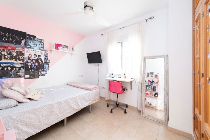 Image No.18-6 Bed Property for sale