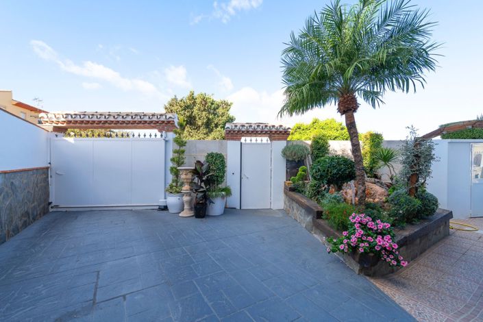 Image No.25-6 Bed Property for sale