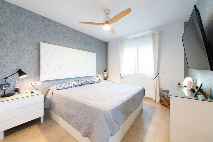 Image No.33-6 Bed Property for sale