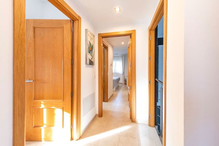 Image No.36-6 Bed Property for sale