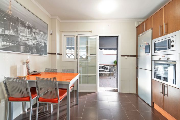 Image No.9-6 Bed Property for sale