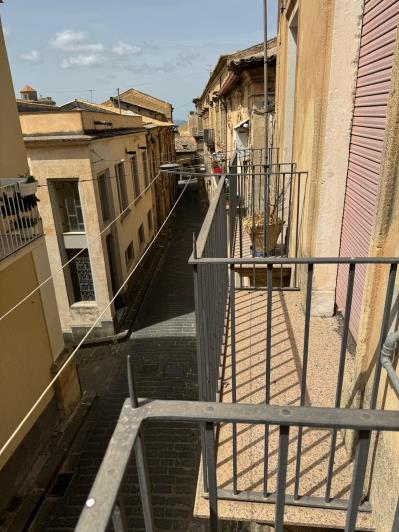 Image No.23-2 Bed Townhouse for sale