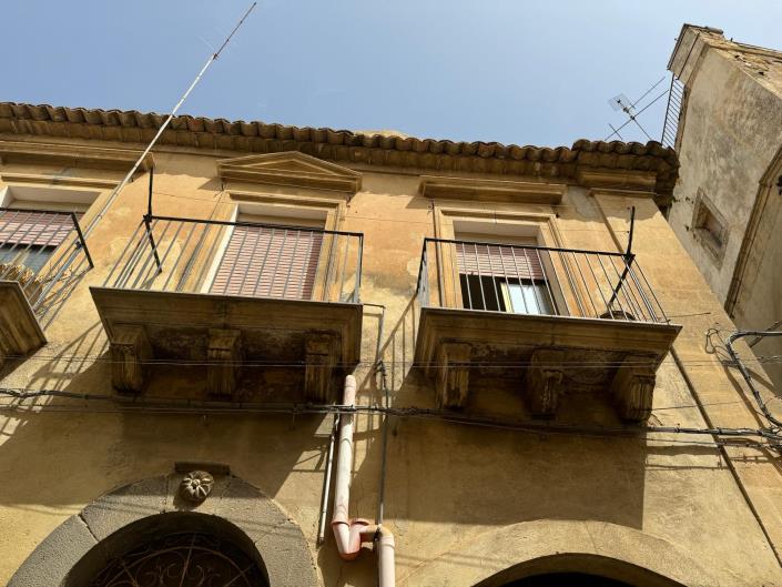 Image No.25-2 Bed Townhouse for sale