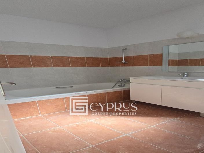 Image No.8-2 Bed House for sale