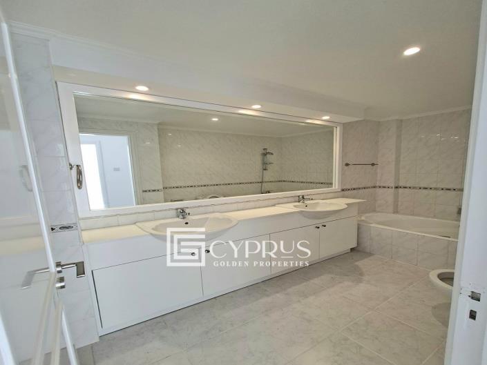 Image No.14-2 Bed Townhouse for sale