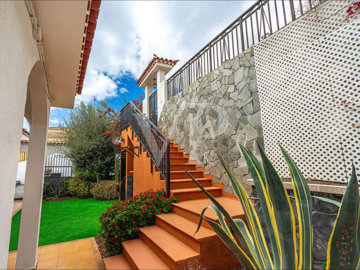 e2792d71-b25e-40cc-a94c-50e51c707c27