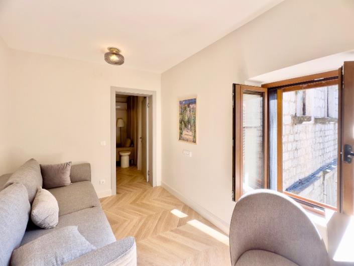 Image No.8-2 Bed Flat for sale