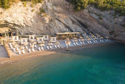 Lustica-Bay_21Beach-Club_02-850x570
