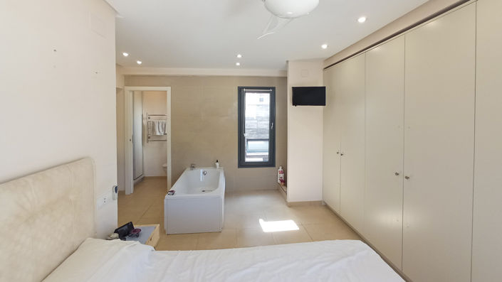 Image No.12-5 Bed Townhouse for sale