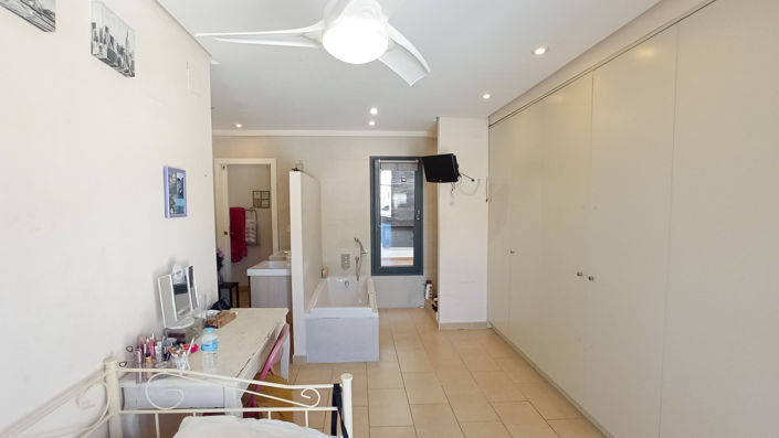 Image No.28-5 Bed Townhouse for sale