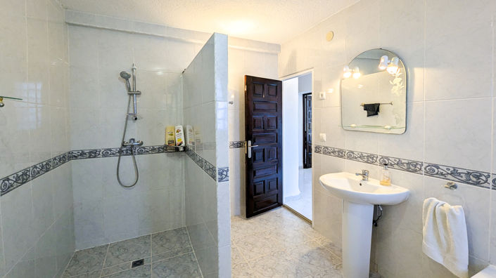 Image No.49-5 Bed Villa for sale