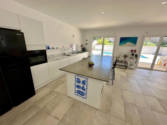 Image No.1-4 Bed House for sale