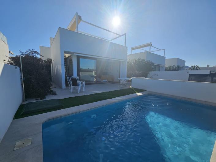 Image No.1-3 Bed Villa / Detached for sale