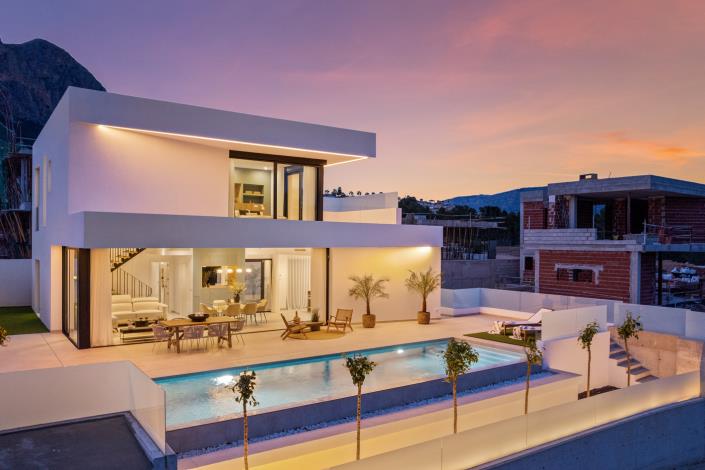 Image No.1-4 Bed Villa / Detached for sale