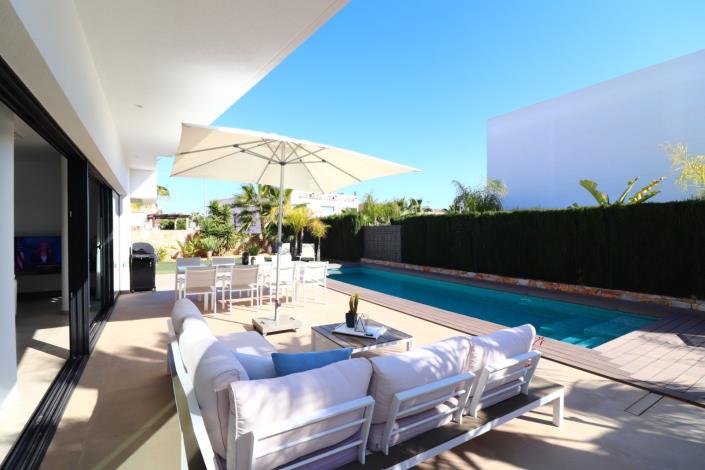 Image No.1-3 Bed Villa / Detached for sale