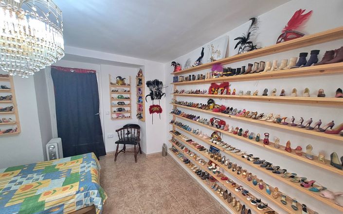 Image No.18-4 Bed House for sale