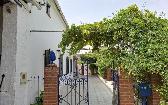 Image No.2-4 Bed House for sale