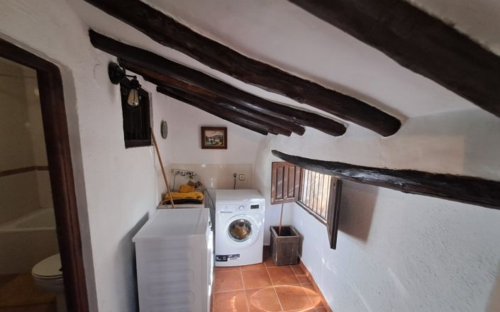 Image No.17-5 Bed House for sale