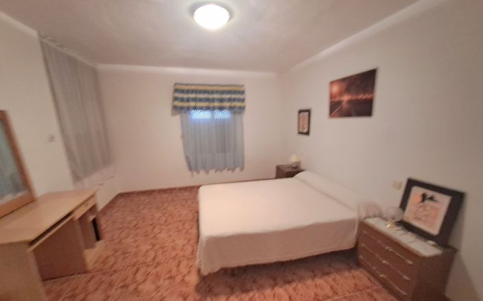 Image No.27-4 Bed House for sale