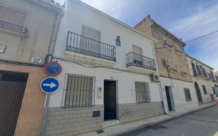 Image No.1-5 Bed House for sale