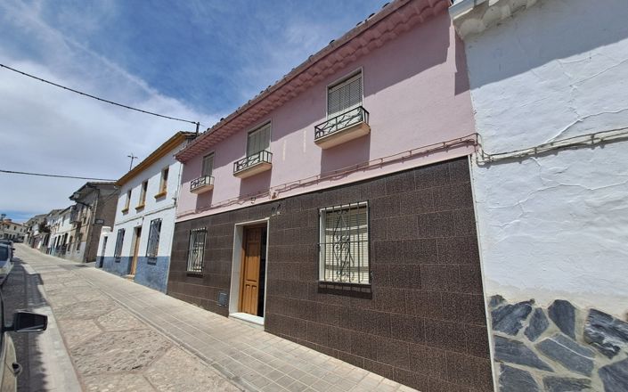 Image No.1-4 Bed House for sale