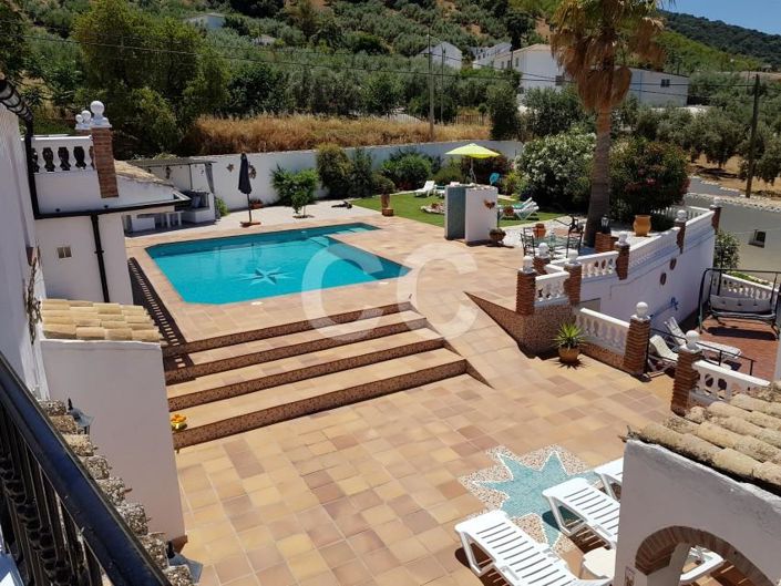 Image No.1-8 Bed House for sale