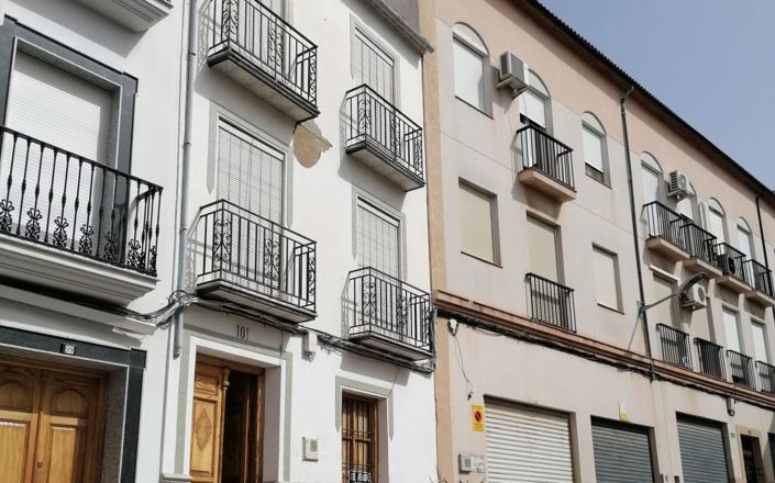 Image No.1-5 Bed House for sale