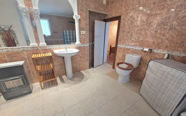 Image No.15-4 Bed House for sale