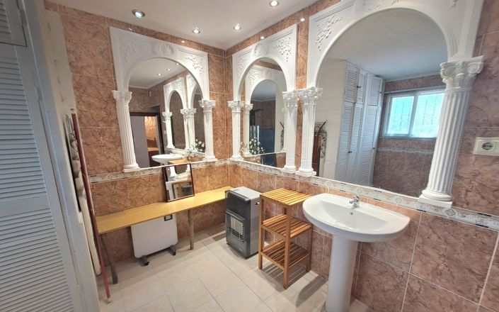 Image No.16-4 Bed House for sale