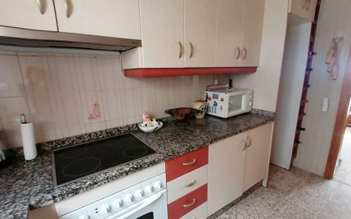 Image No.8-6 Bed House for sale