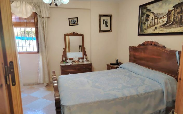 Image No.8-6 Bed House for sale