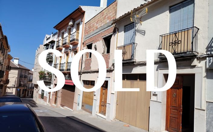 Image No.1-4 Bed House for sale