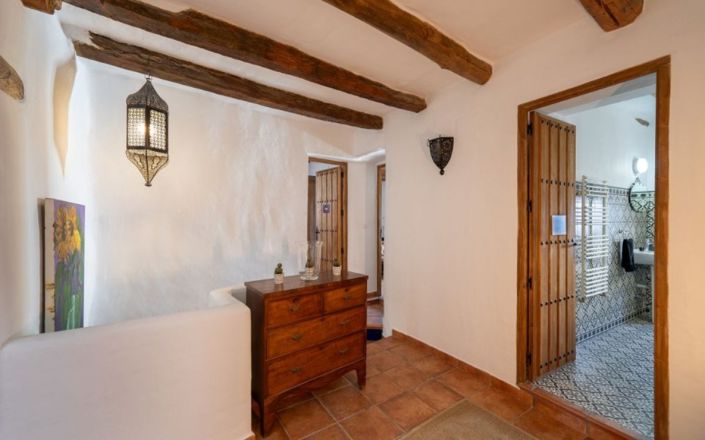 Image No.18-4 Bed House for sale