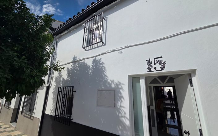Image No.1-5 Bed House for sale