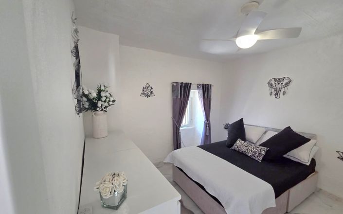 Image No.6-5 Bed House for sale